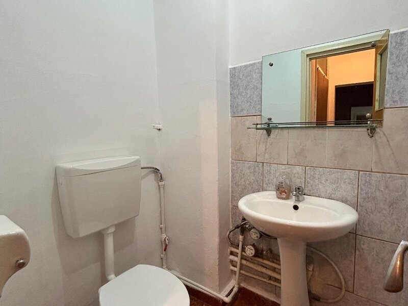 Pantelimon, Armenesc vis a vis de Bis Capra, 2 bai